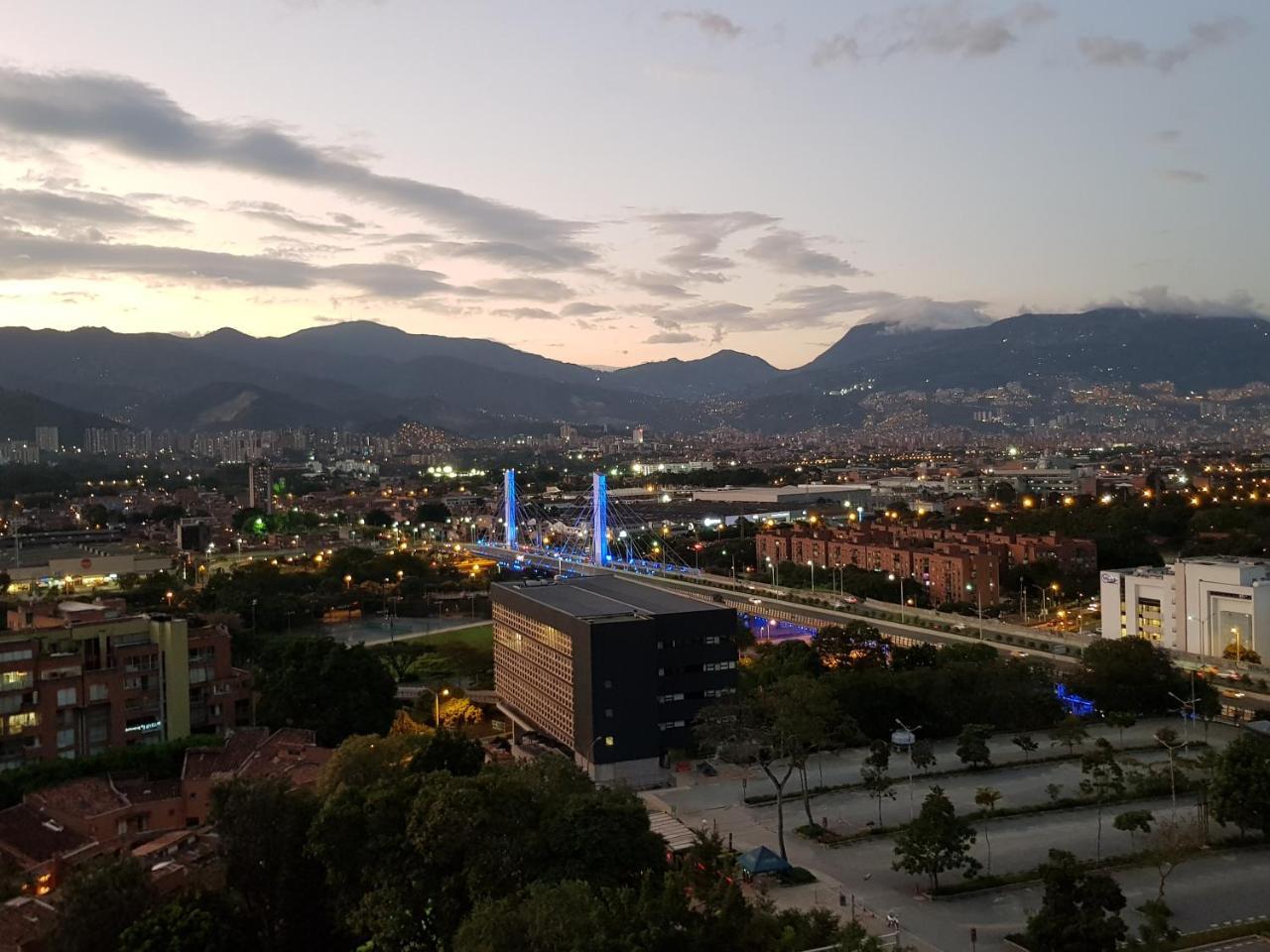 Aptos Alcazar Oviedo By Housy Host Medellín Buitenkant foto